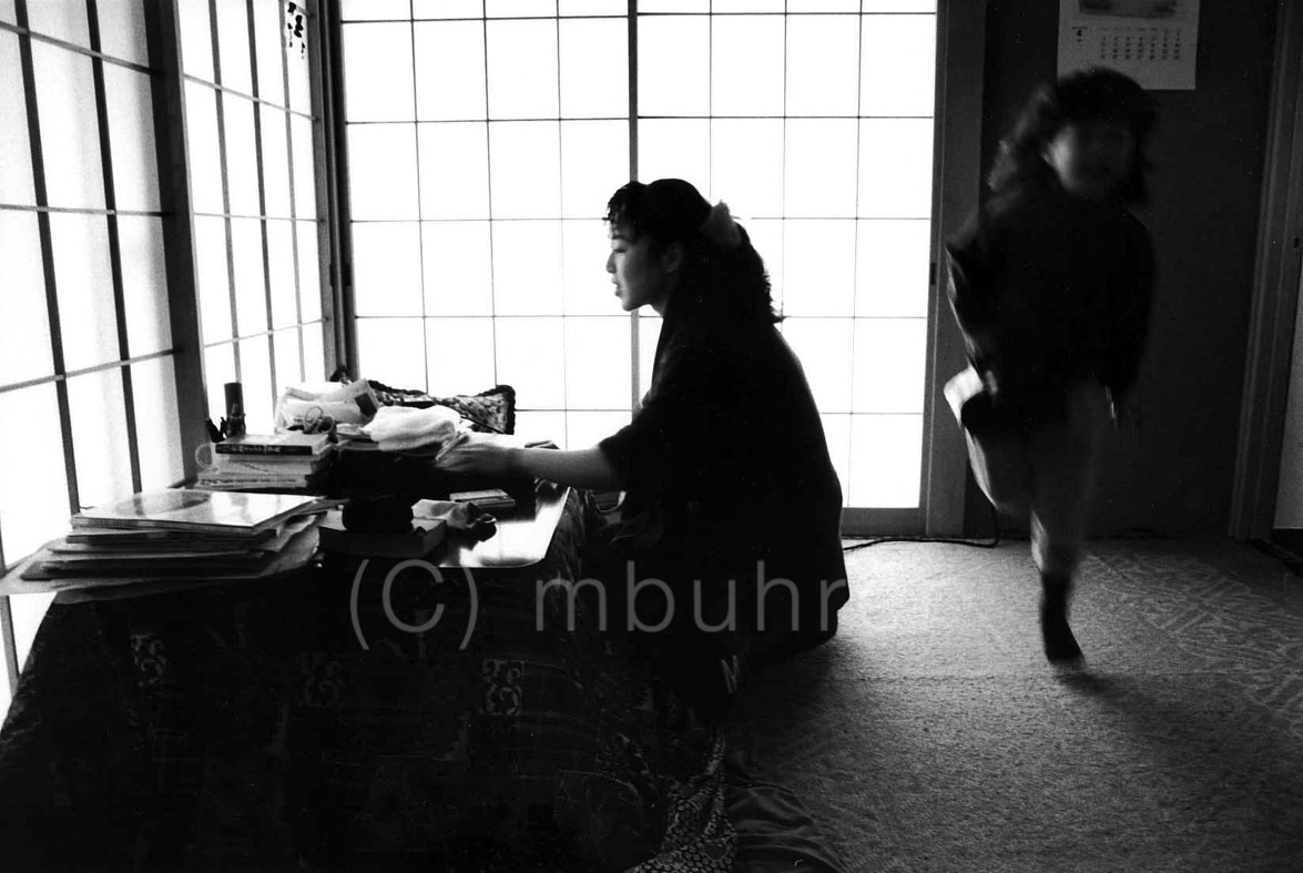 Mayumi, Kawasaki (JP), 03.1994. De la série "24h dans la vie de cinq femmes"/ from the series 24H in the life a of five women.